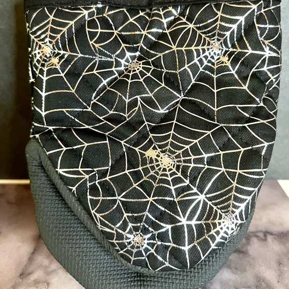 Halloween Set of 2 Mini Oven Mitts Metallic Silver Spider Webs Cobwebs - Picture 4 of 5